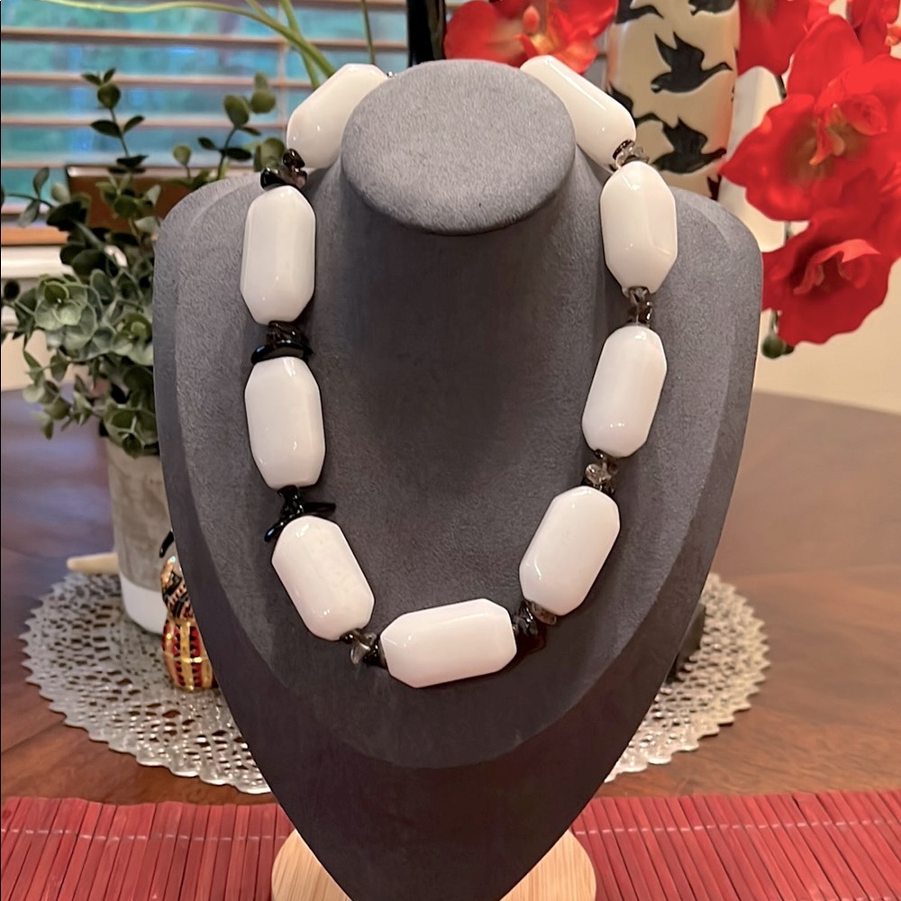 Beautiful Vintage Stone Necklace!